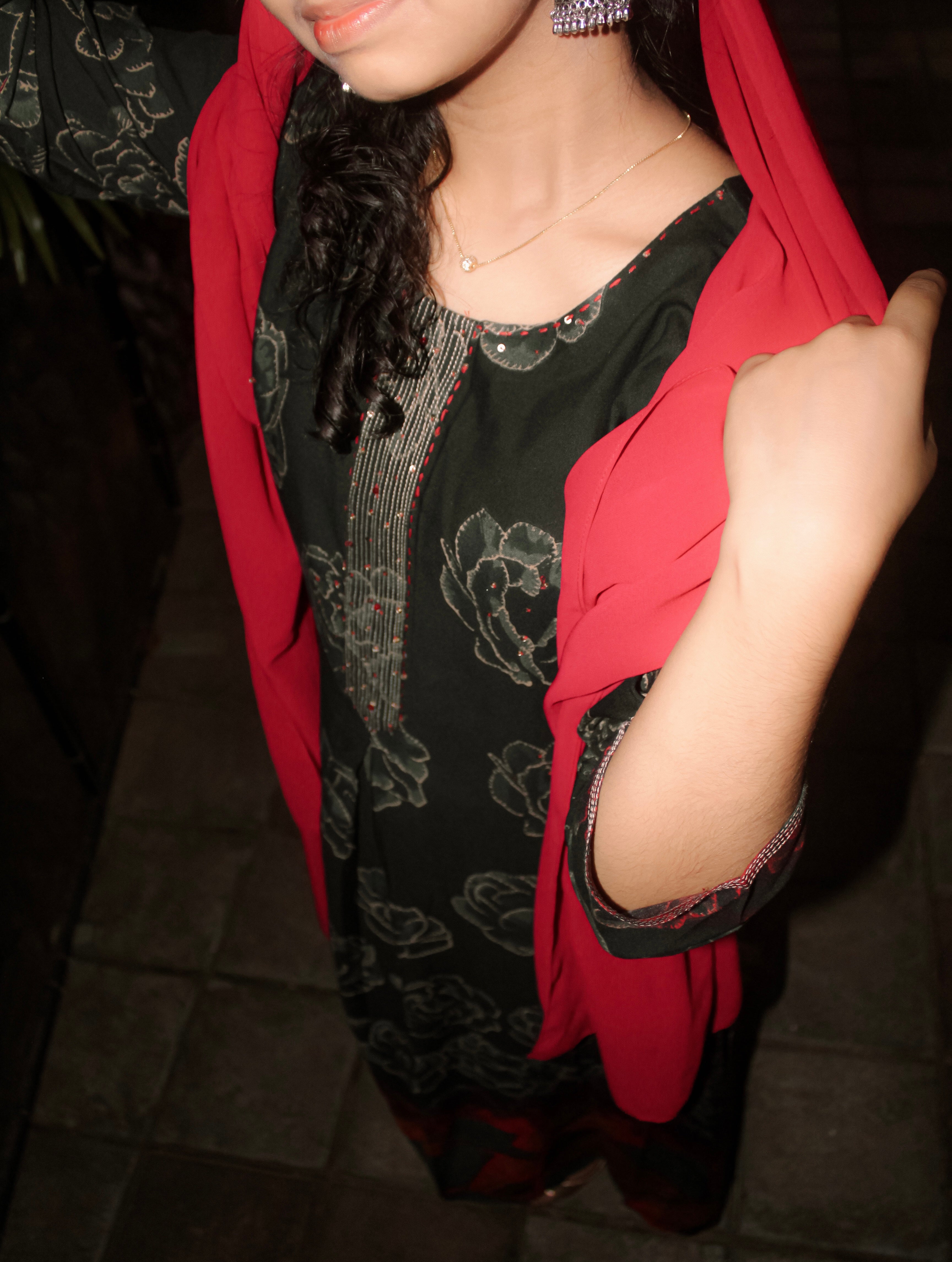 Elnore’s Womens Black Floral Long Top