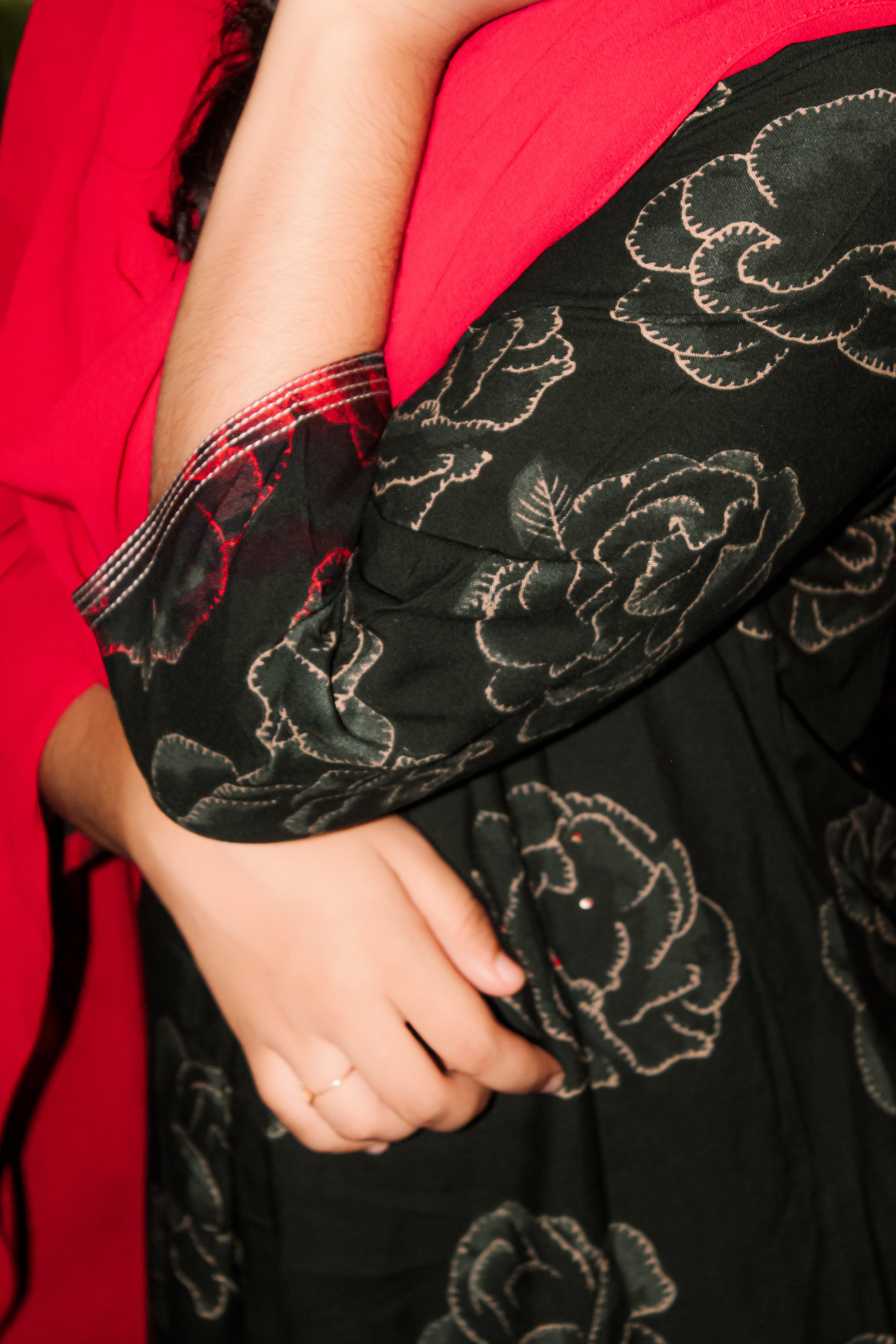 Elnore’s Womens Black Floral Long Top