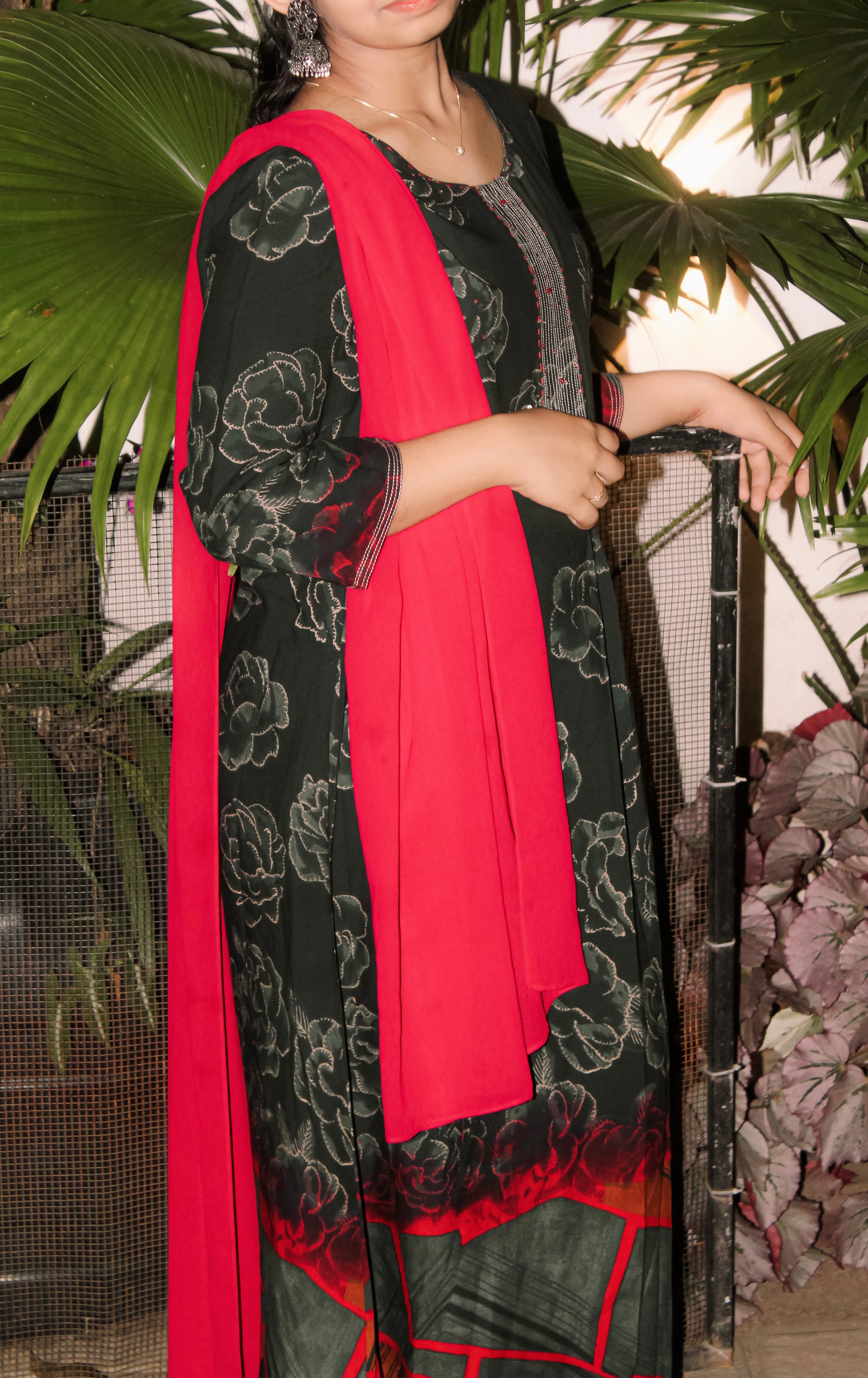 Elnore’s Womens Black Floral Long Top